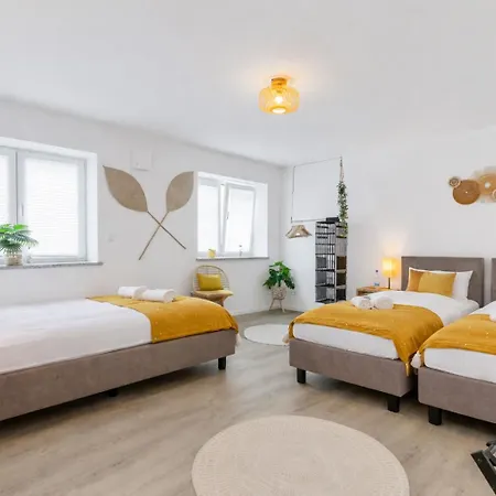 Appartement Sonnenglueck - Grosses Fuer 8 Im Zentrum Mit Flexiblen Betten, Balkon & Parkplatz *